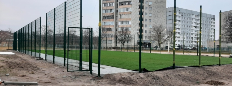 Наближається до завершення будівництво спортивного майданчика зі штучним покриттям для гри у міні-футбол